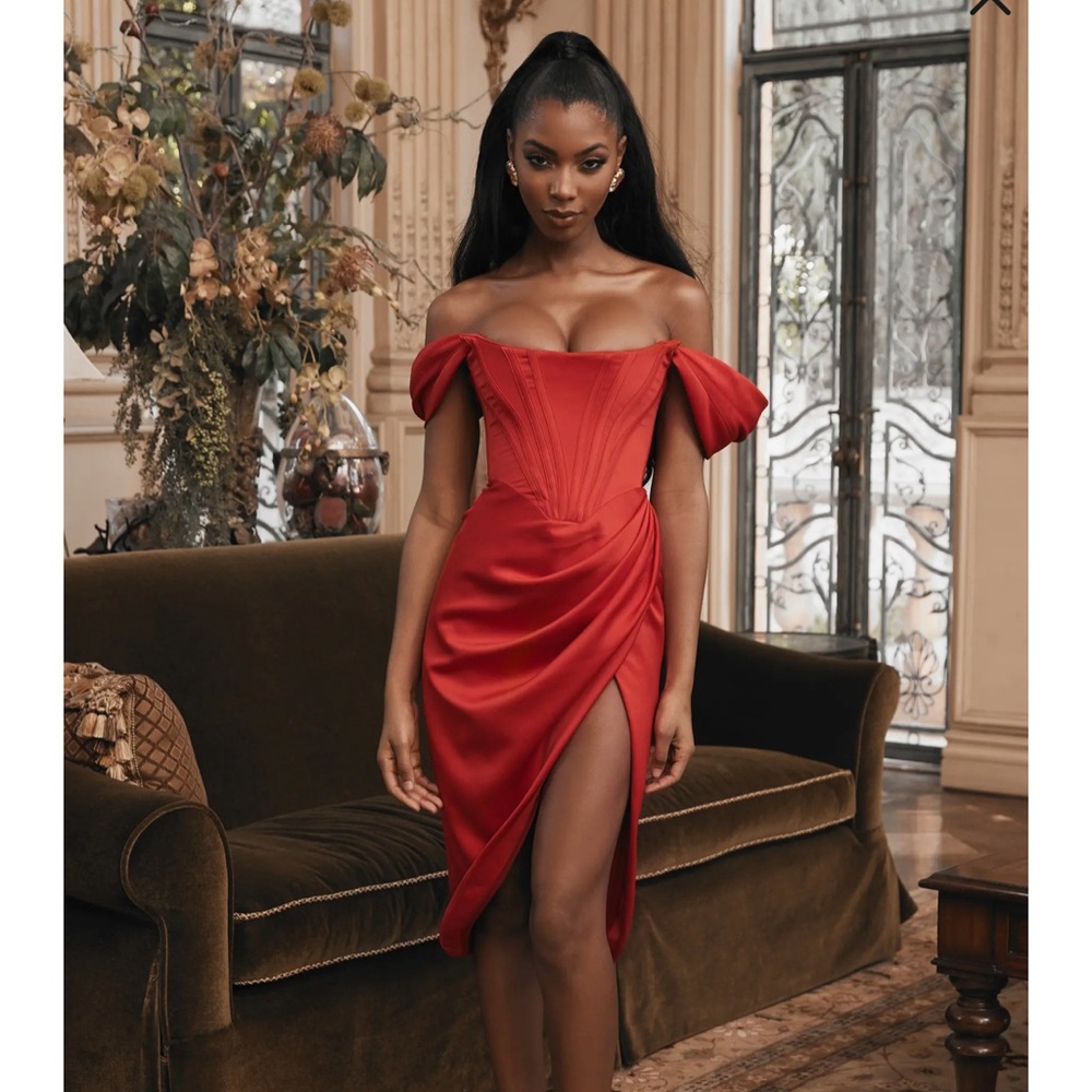 LORETTA
House of CB
RED SATIN OFF SHOULDER DRESS size xs new with tags